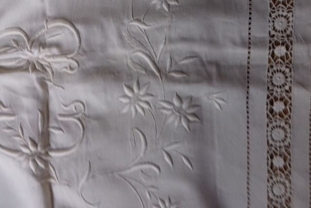 Parure Draps anciens brodés avec monogramme