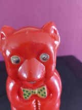 TIRELIRE TEDDY L'OURSON PLASTIQUE DUR ROUGE. ANNEE 50/60