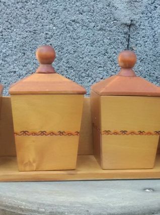 Etagère murale et ses 4 pots à épices en bois 