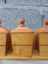 Etagère murale et ses 4 pots à épices en bois 
