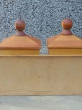 Etagère murale et ses 4 pots à épices en bois 