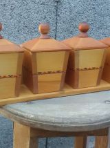 Etagère murale et ses 4 pots à épices en bois 