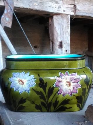 Ancienne jardinière en barbotine (décor floral)
