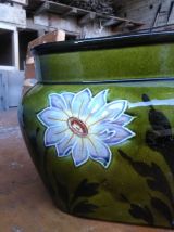 Ancienne jardinière en barbotine (décor floral)