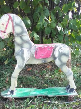 Ancien cheval à roulettes en bois 