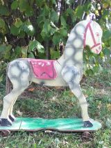 Ancien cheval à roulettes en bois 
