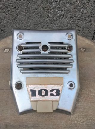 Capot/cache klaxon  (103 Peugeot)