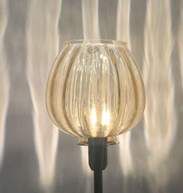 Lampe à poser avec un globe en verre doré