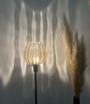 Lampe à poser avec un globe en verre doré