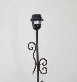 Pied de lampe à poser en fer forgé