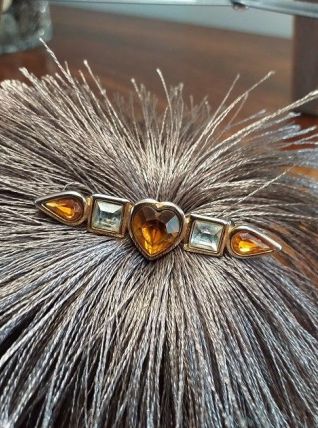 Broche intemporelle romantique années 80