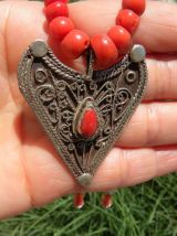 Vintage collier corail avec Fibules bijoux berbère en argent