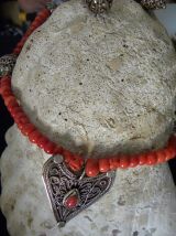Vintage collier corail avec Fibules bijoux berbère en argent
