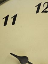 Horloge murale à piles / Battery operated wall clock