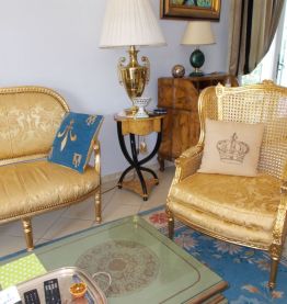 salon LouisXVI doré à la feuille avec 2 bergères