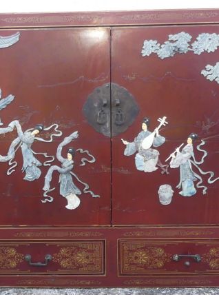 Meuble chinois cabinet en bois laqué incrustations de pierre