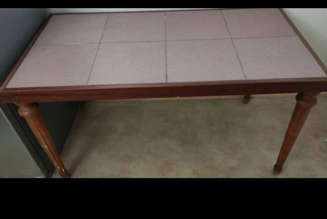 table en carrelage