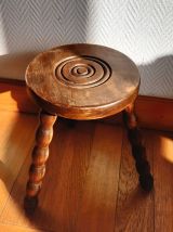 Tabouret tripode en bois tourné 