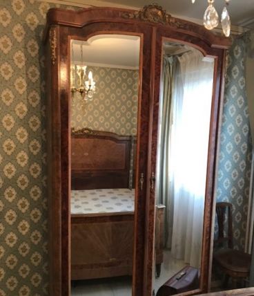 LIT/ARMOIRE/2CHAISES/1TABLE/1CHEVET