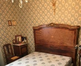 LIT/ARMOIRE/2CHAISES/1TABLE/1CHEVET