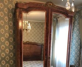LIT/ARMOIRE/2CHAISES/1TABLE/1CHEVET
