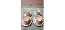 4 tasses a café avec sous tasses. 1 tasse ébréchée