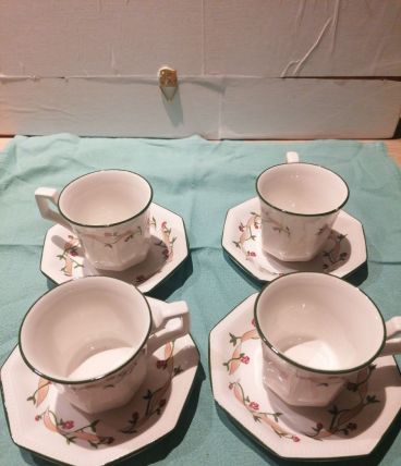 4 tasses a café avec sous tasses. 1 tasse ébréchée