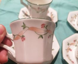 4 tasses a café avec sous tasses. 1 tasse ébréchée
