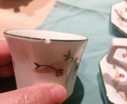 4 tasses a café avec sous tasses. 1 tasse ébréchée