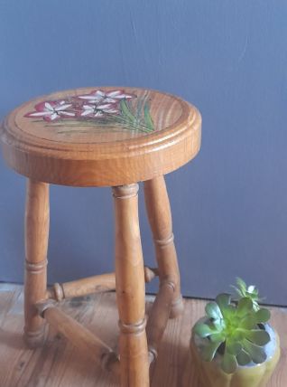 Tabouret tripode bois massif pieds tournés, assise décor fle