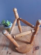Tabouret tripode bois massif pieds tournés, assise décor fle