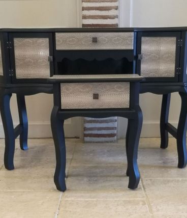 Petit bureau avec son tabouret. Noir et et imprimé serpent c