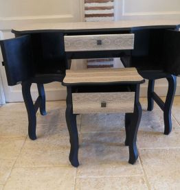 Petit bureau avec son tabouret. Noir et et imprimé serpent c