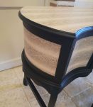 Petit bureau avec son tabouret. Noir et et imprimé serpent c