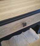 Petit bureau avec son tabouret. Noir et et imprimé serpent c
