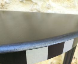 Console demi lune bayadère noir et argent agrémenté d'un cam