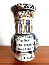 Pichet trompeur en faïence émaillée 