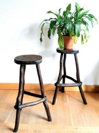 Paire de tabourets en bois brutaliste 