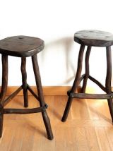 Paire de tabourets en bois brutaliste 