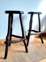 Paire de tabourets en bois brutaliste 