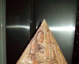 La pyramide égyptienne et ses 16 figurines