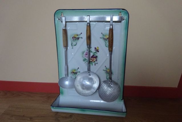 Porte ustensiles émaillé motif floral avec 3 objets