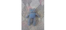 Doudou chat bleu tricoté à la main avec une laine douce 