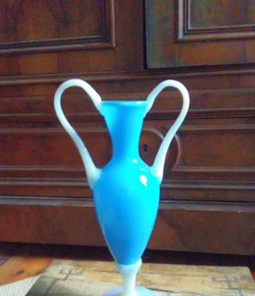 Vase à deux anses en opaline (bleu)