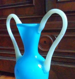 Vase à deux anses en opaline (bleu)