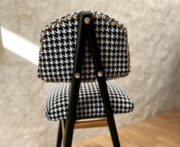 Lot de 2 chaises tissu pied de coq entièrement refaites 