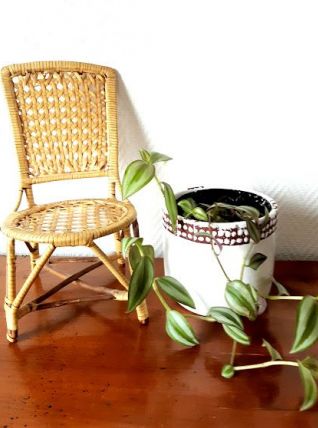 Chaise de poupée en rotin vintage