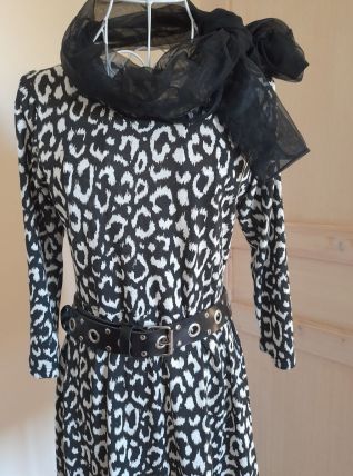 Robe noire et blanche 