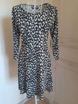 Robe noire et blanche 