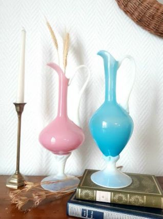Paire d'aiguières en opaline rose et bleu